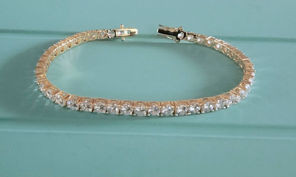 Gorgeous 9 Ct. 18KYG  Round Cut Sim Diamond Tennis Bracelet
